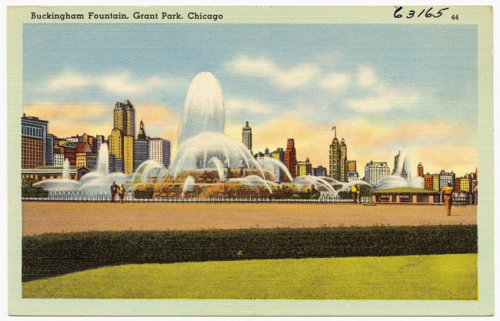 Buckingham Fountain in Grant Park with the Chicago skyline behind it