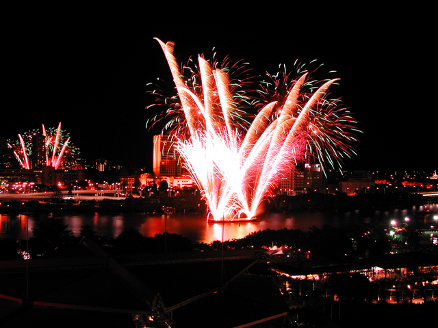 Fireworks bursting over the Brisbane River during Riverfire
