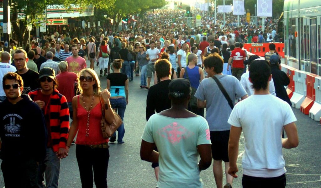 Crowds filling Fitzroy Street during the St Kilda Festival in 2007